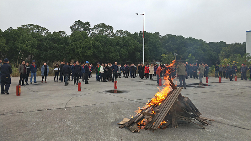 星空体育·（中国）官方网站急救安全知识培训暨应急疏散和消防灭火演练活动报道(图10)